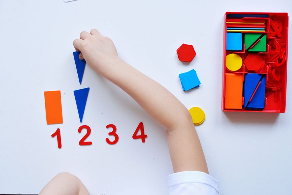 Kind ordnet Formen und Zahlen