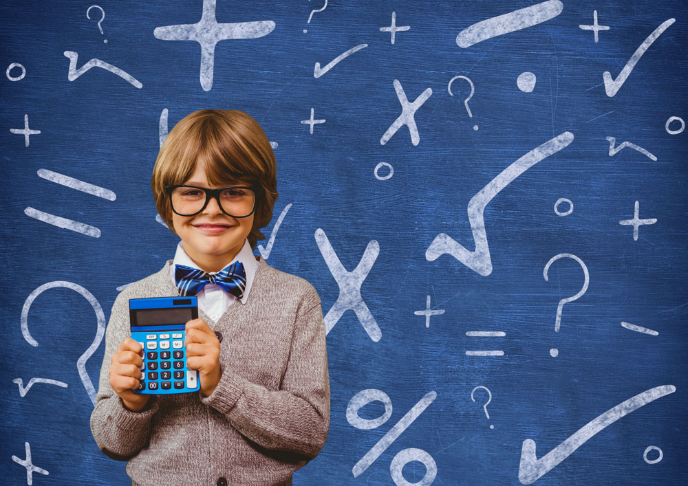 Junge mit Brille hält einen Taschenrechner vor einer Tafel mit mathematischen Symbolen