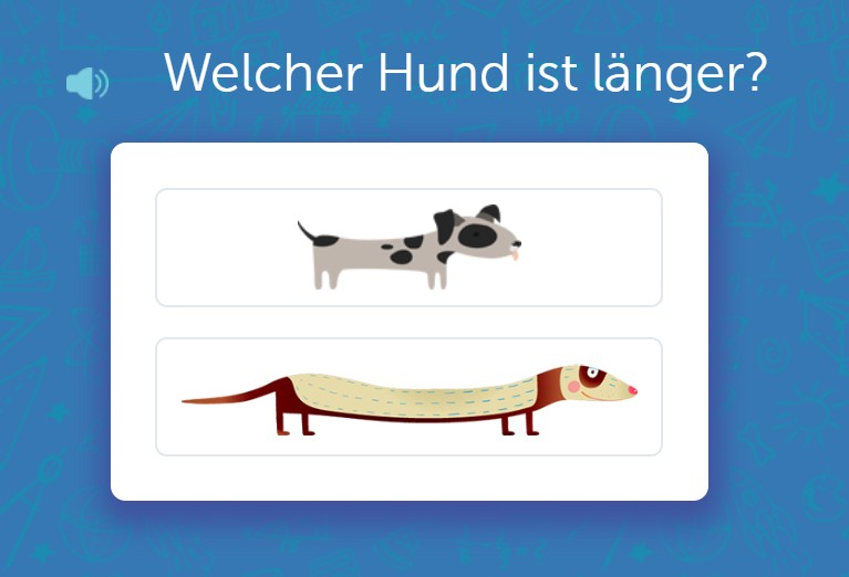 Zwei gezeichnete Hunde werden übereinander angezeigt. Oben ist ein kurz gebauter, schwarz-weißer Hund, unten ein sehr lang gezogener, braun-beiger Hund. Darüber steht die Frage: „Welcher Hund ist länger?“
