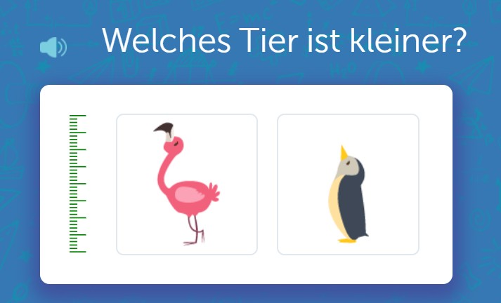 Zwei gezeichnete Tiere – ein Flamingo (links) und ein Pinguin (rechts) – werden nebeneinander gezeigt. Links am Bildrand ist eine grüne Messskala zu sehen. Oben steht die Frage: „Welches Tier ist kleiner?“