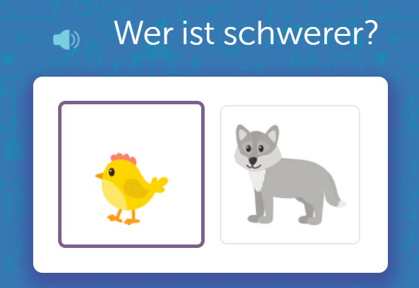 Zwei gezeichnete Tiere sind nebeneinander zu sehen: links ein gelbes Küken, rechts ein grauer Wolf. Darüber steht die Frage: „Wer ist schwerer?“