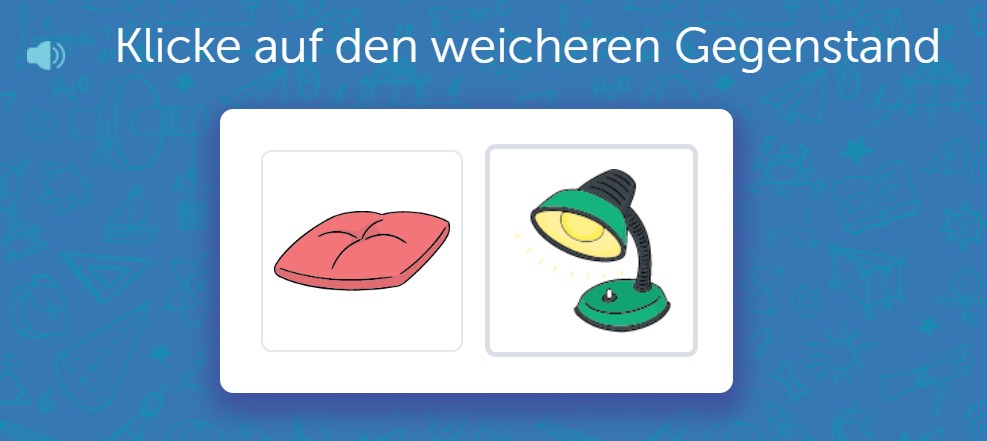 Zwei gezeichnete Gegenstände sind nebeneinander abgebildet: links ein weiches, rosafarbenes Kissen, rechts eine grüne Tischlampe. Oben steht die Anweisung: „Klicke auf den weicheren Gegenstand.“