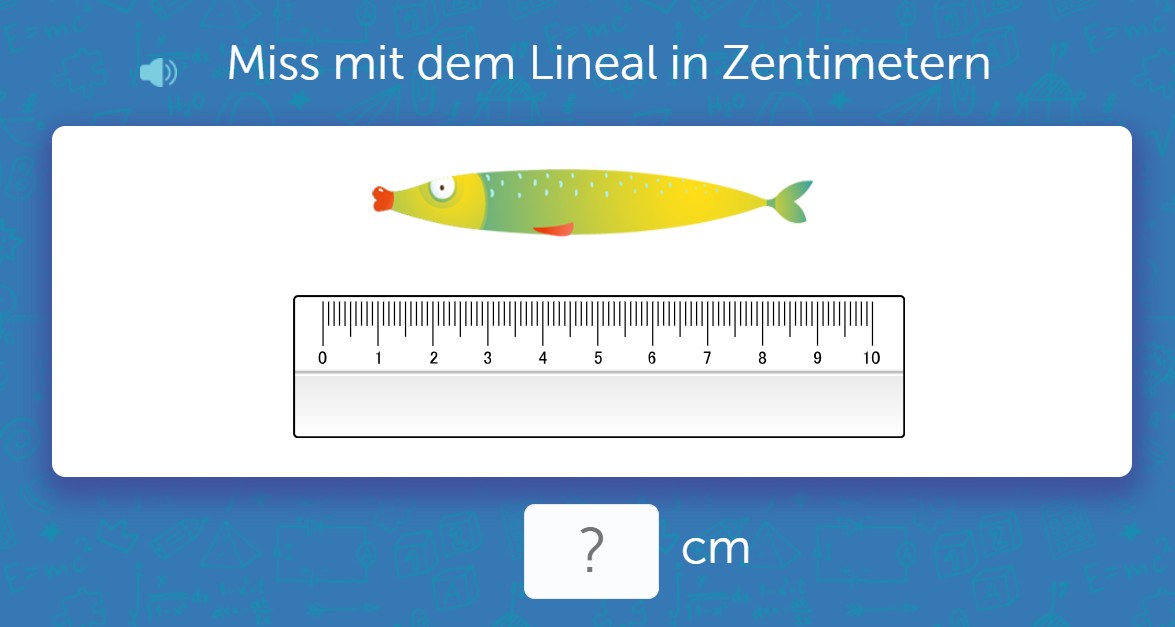 Ein bunter Fisch liegt über einem Lineal, das in Zentimeter eingeteilt ist. Oben steht die Anweisung: „Miss mit dem Lineal in Zentimetern“. Unten befindet sich ein Eingabefeld mit der Einheit „cm“.