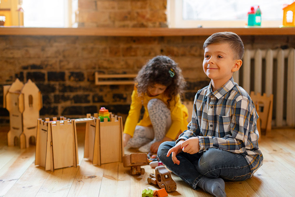 Kinder spielen im Kindergarten