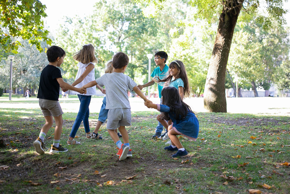Kinder spielen
