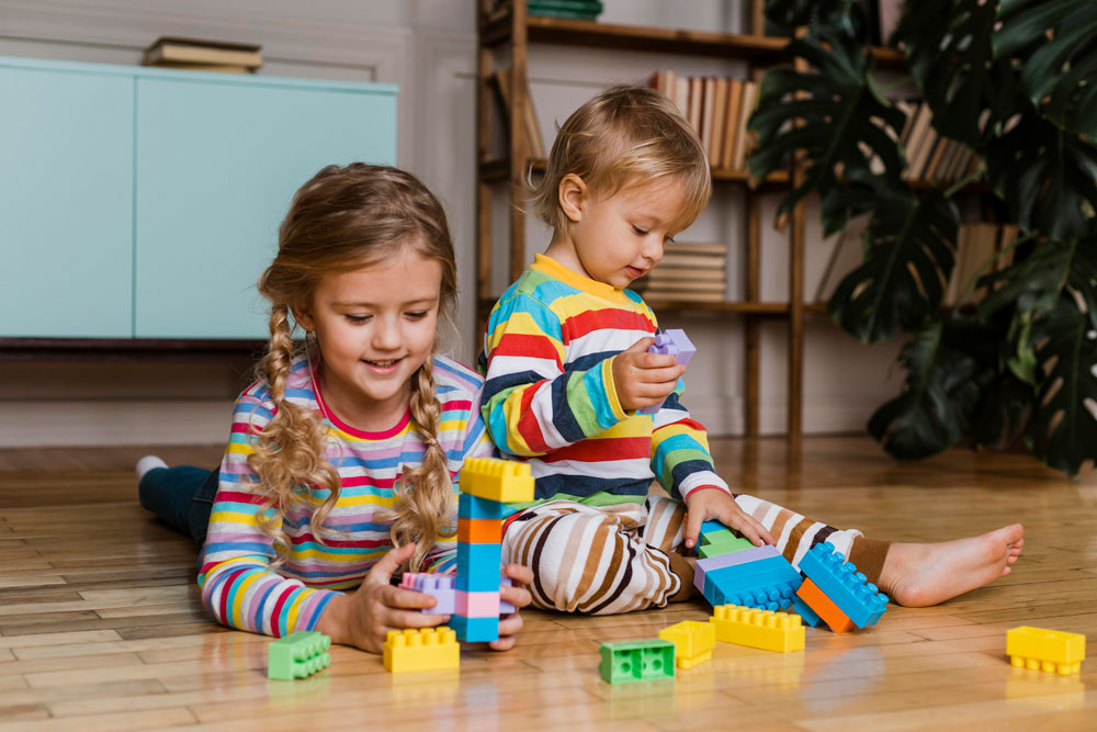 Kinder mit Bausteinen