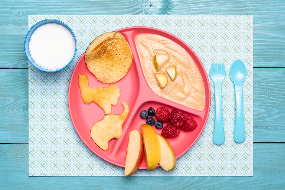 Ausgewogenes Frühstück kindgerecht angerichtet