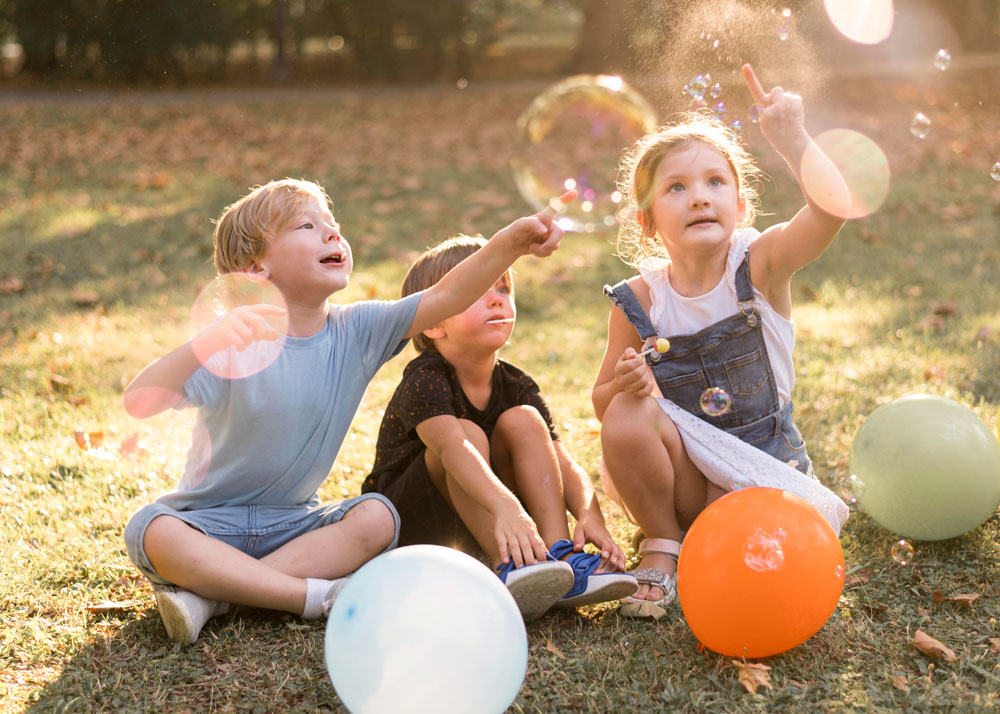 Kinder spielen im Freien
