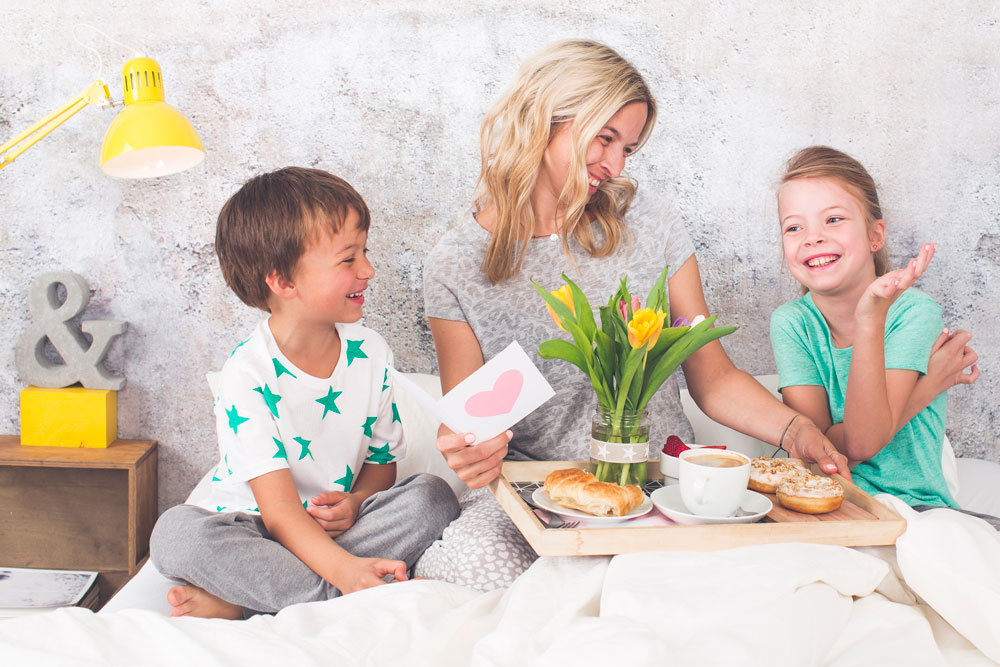 Kind beim Morgenritual mit Eltern