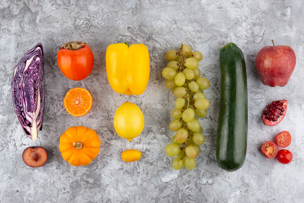 Buntes Obst und Gemüse auf dem Tisch