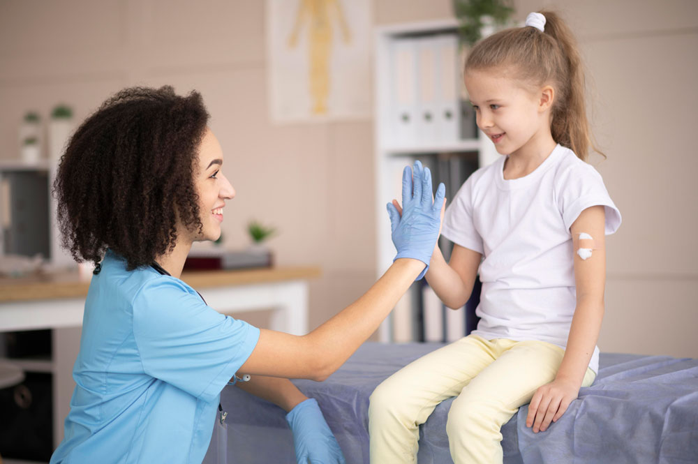 Kind bekommt Impfung beim Kinderarzt