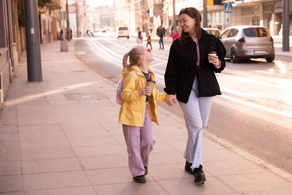 Eltern und Kind im Gespräch auf dem Schulweg