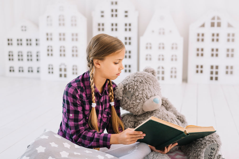 Gemütliche Leseecke für Kinder mit Büchern und Kissen