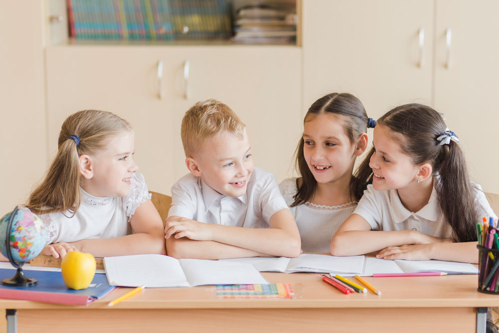 Kinder lernen gemeinsam im Klassenzimmer