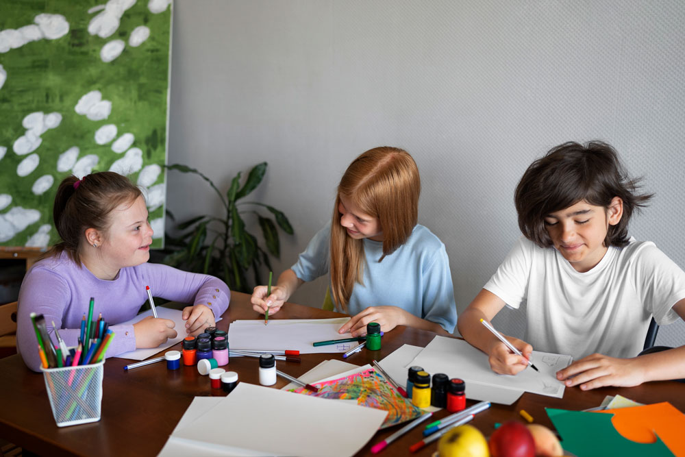 Kinder unterschiedlicher Fähigkeiten arbeiten gemeinsam an einem Projekt