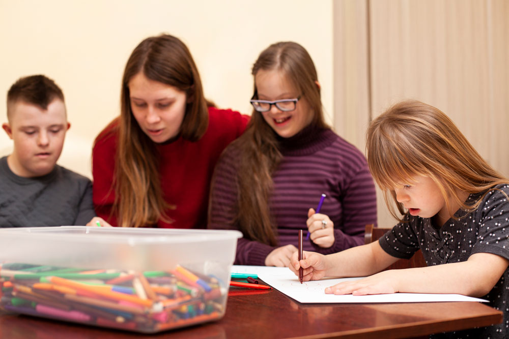 Schülerinnen und Schüler arbeiten gemeinsam an einem inklusiven Projekt