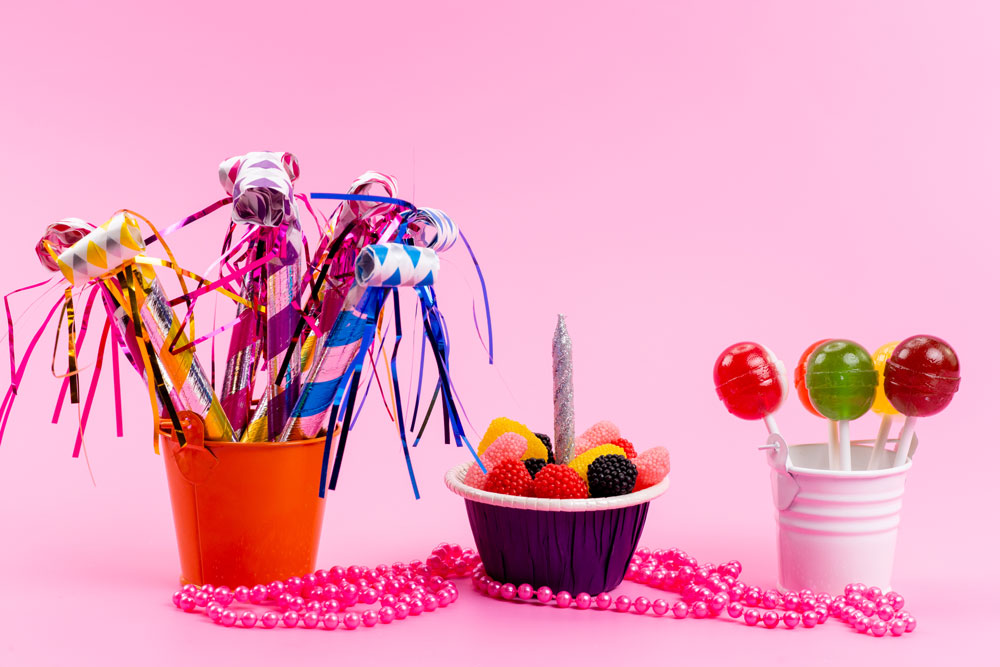 Bunt gefüllte Schultüte mit Süßigkeiten, Spielzeug und Schulutensilien