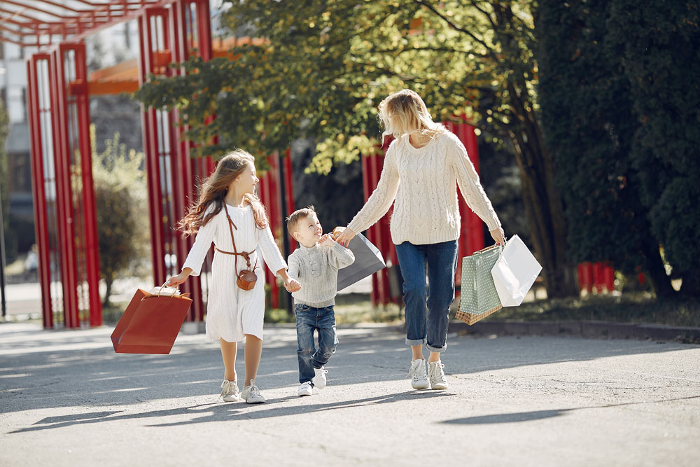 Familie übt beim Einkaufen und auf einem Spaziergang spielerisch Mathe und Beobachten
