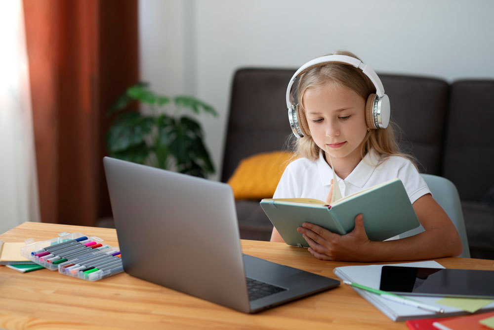 Kind lernt am Tablet mit Online-Übungen und hört ein Hörspiel