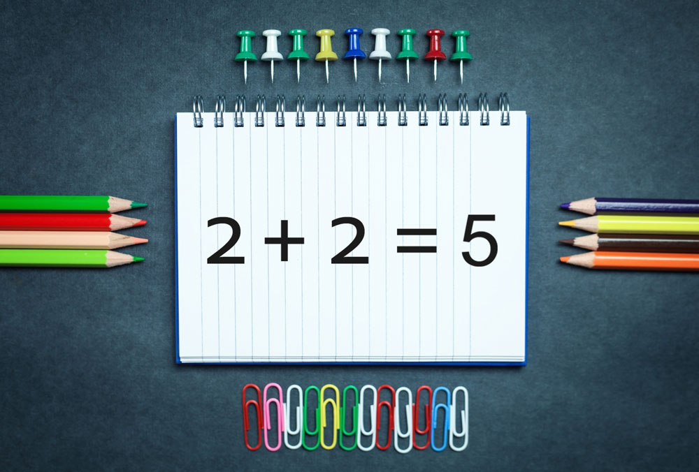 Notizblock mit der falschen Rechnung 2 + 2 = 5