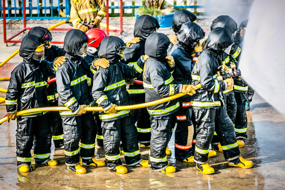 Jugendfeuerwehr bei einer Übung: Schlauchmanagement und Teamarbeit
