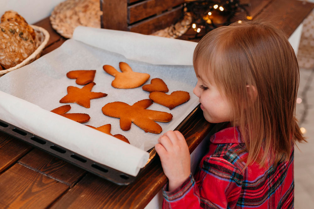 Lebkuchenherzen in verschiedenen Größen: Kinder ordnen sie von klein nach groß