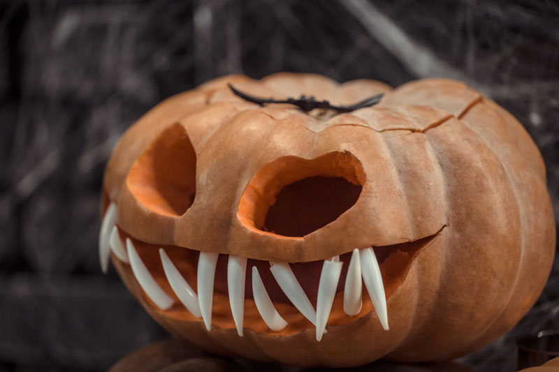 Kürbis mit monsterartigen Zähnen – gruseliges Halloween-Motiv