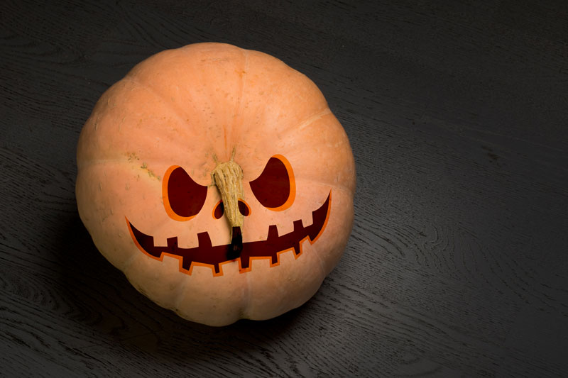 Einfach geschnitztes Kürbisgesicht mit freundlichem Grinsen