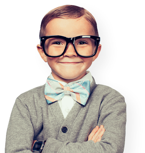 Zufriedener Junge mit Brille